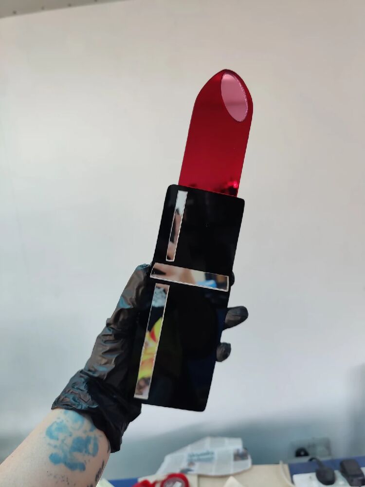Red lipstick mirror Alternative decor. Cute. Kawaii. 90s nostalgia. Retro.