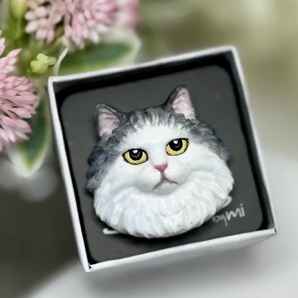 Ragdoll Large Brooch | Blue & White Bi-colour | Grumpy